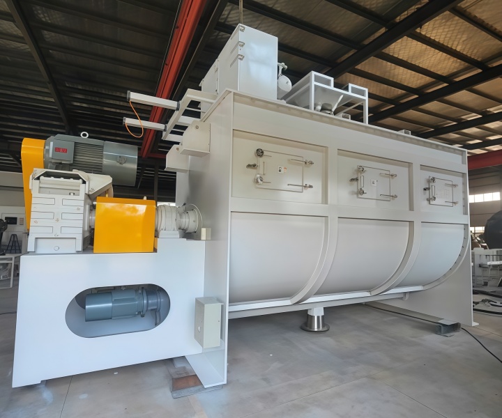 Horizontal ribbon mixer for poultry feed
