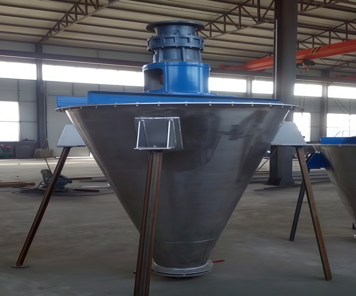 How does a vertical screw mixer work?