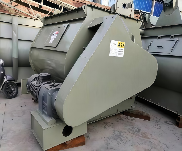 What is a horizontal dry powder mixer used for?