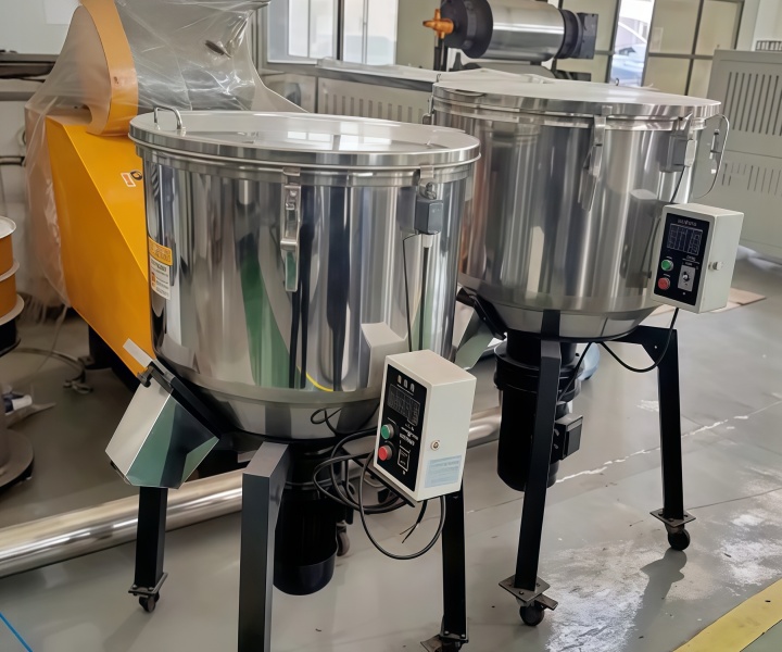 What is the structure and working principle of a plastic granule mixer?